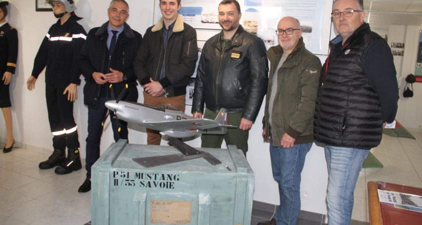 L’UTBM offre une maquette au 1/10e du P-51 Mustang à la BA-116 de Luxeuil