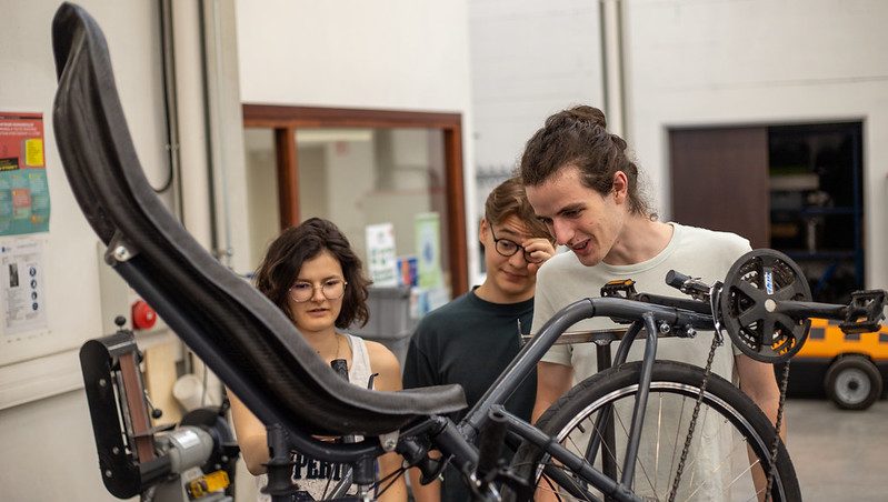 Un fauteuil roulant monoroue à assistance électrique la Fondation Arc-en-ciel